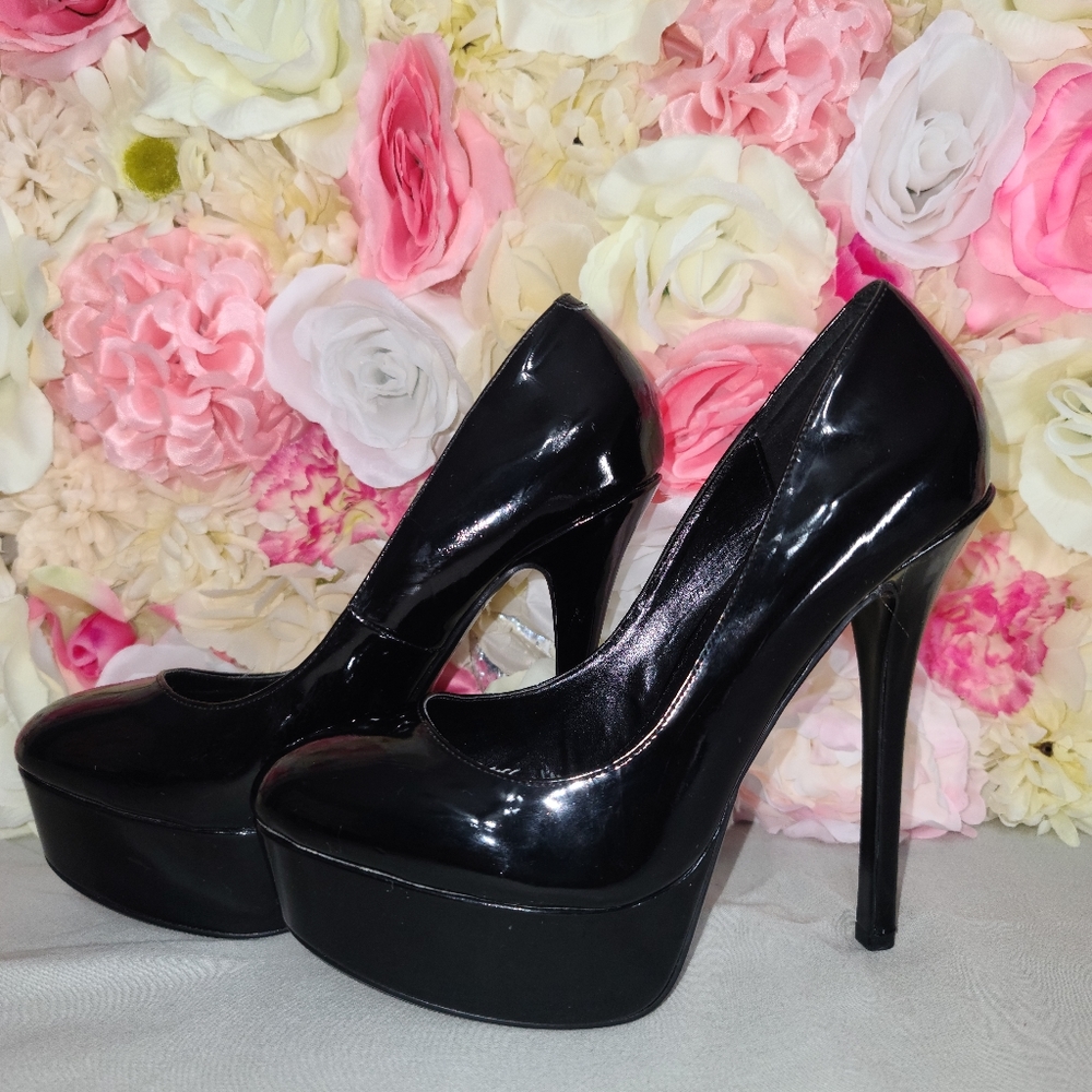 Steve Madden Black Patent Leather size 8 heel